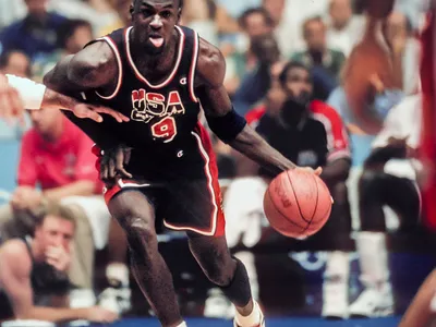 泰山18分钟丢3球克雷桑染红 半场0-3落后申花.